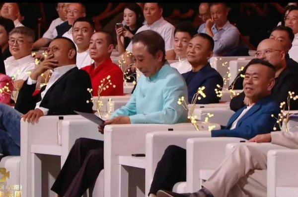 中玉束哈 武林外传成员齐聚喜剧电影夜，座位、服装暴露咖位，姚晨遥遥领先