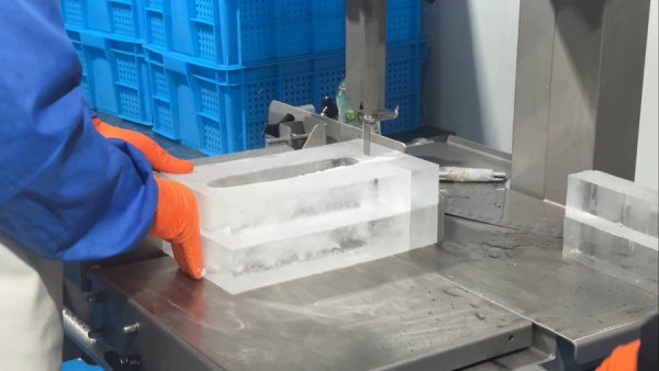 满江红配资 炎炎夏日，做什么生意必须穿军大衣？还供不应求